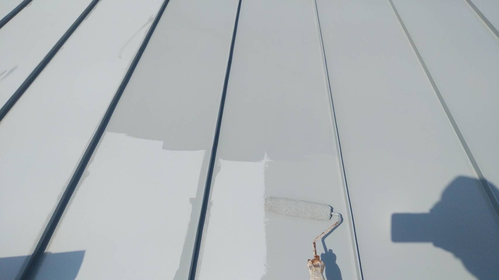 黒石市W様邸 金属屋根の上塗り作業