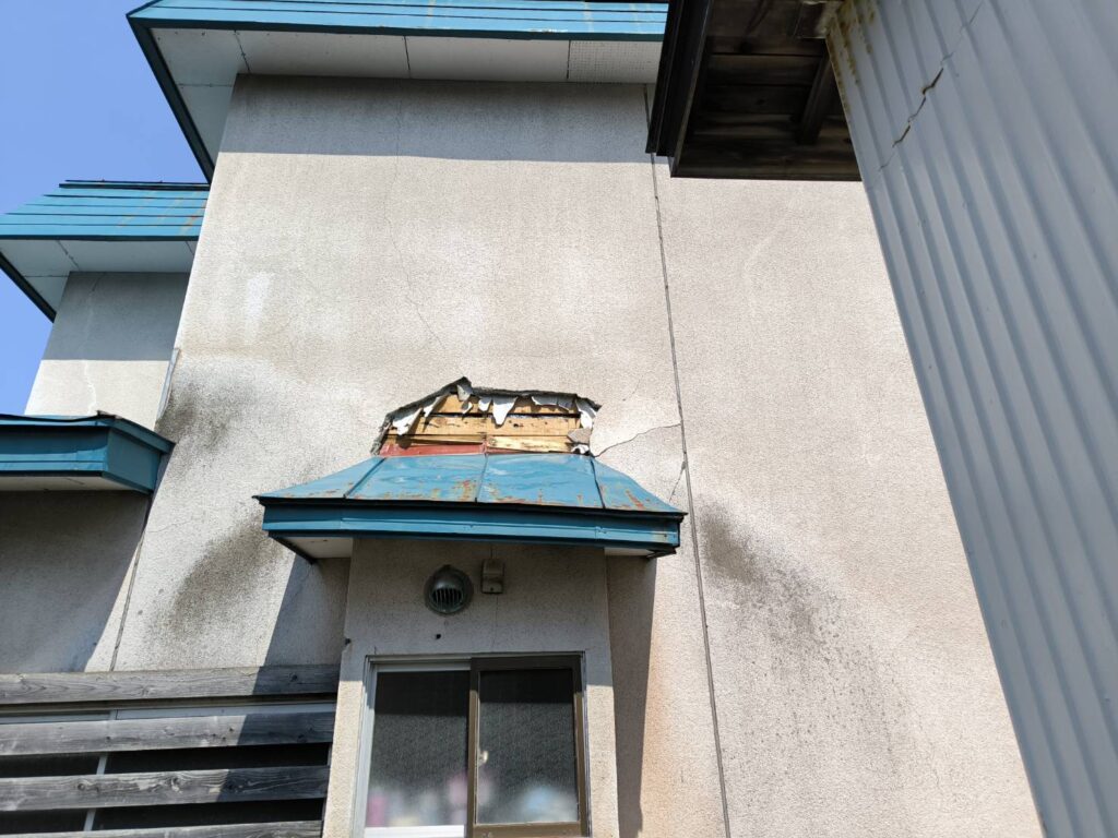 黒石市S様邸の外壁が雪で破損…庇の短縮と補修工事を行います
