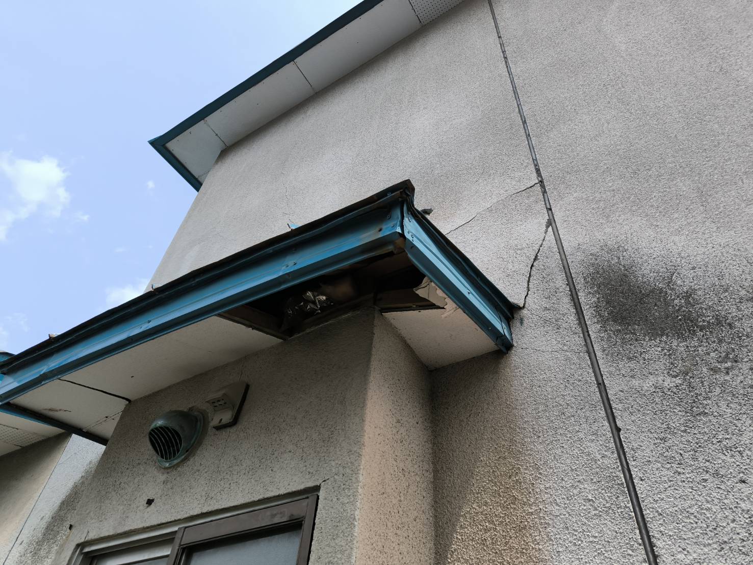 黒石市 庇修理 落雪で損傷した庇の側面と外壁の隙間