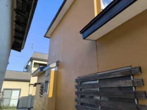 外壁上塗り完了後の様子。ツヤのある上品な仕上がりになりました。