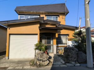 黒石市S様邸 外壁塗装完成後の全景。温かみのある上品な印象に仕上がりました。