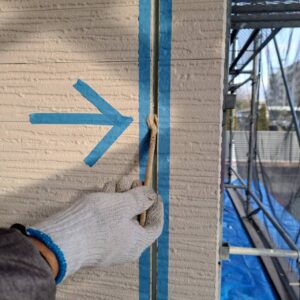 コーキング密着を高めるためのプライマー塗布工程|弘前市H様邸