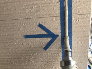 外壁目地へ新しいコーキング材を充填する作業|弘前市の打ち替え工事