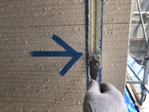 コーキングを均一に仕上げるヘラならし工程|黒石・平川エリアの施工例